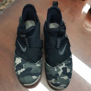 Youth basketball shoes